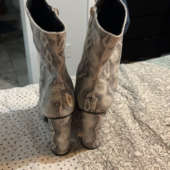 Heeled boots. - Picture 3 of 5